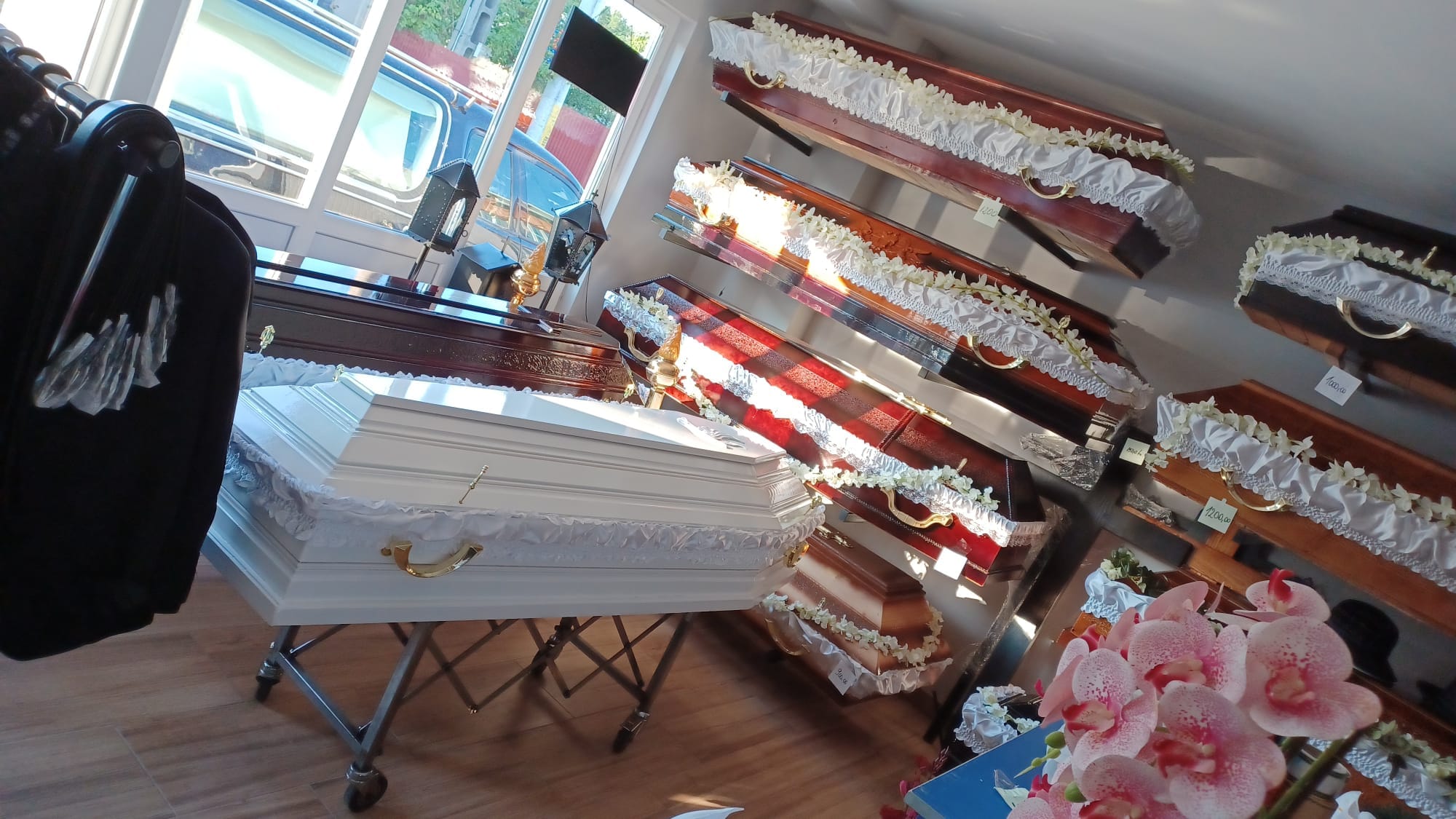 Sicrie si accesorii featured image